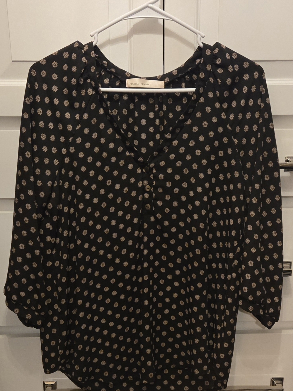 Floral+Femme Black V-Neck Blouse with Neutral Print Size Small